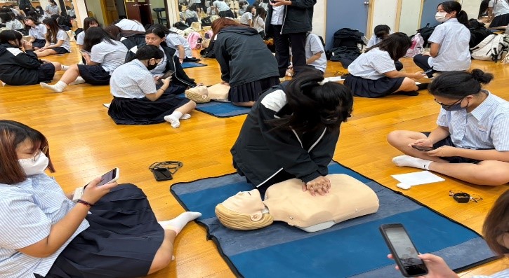 學生實作演練心肺復甦術-CPR